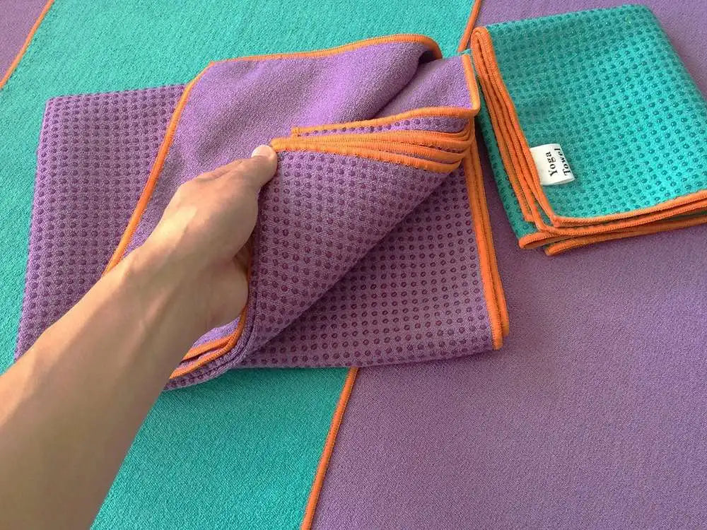 Tapis de yoga antidérapant portable microfibre  violet et vert pliés - Les Rituels d'Isabelle