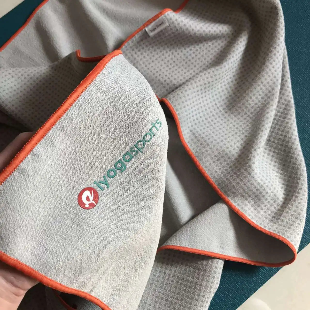 Tapis de yoga antidérapant portable microfibre  gris - Les Rituels d'Isabelle