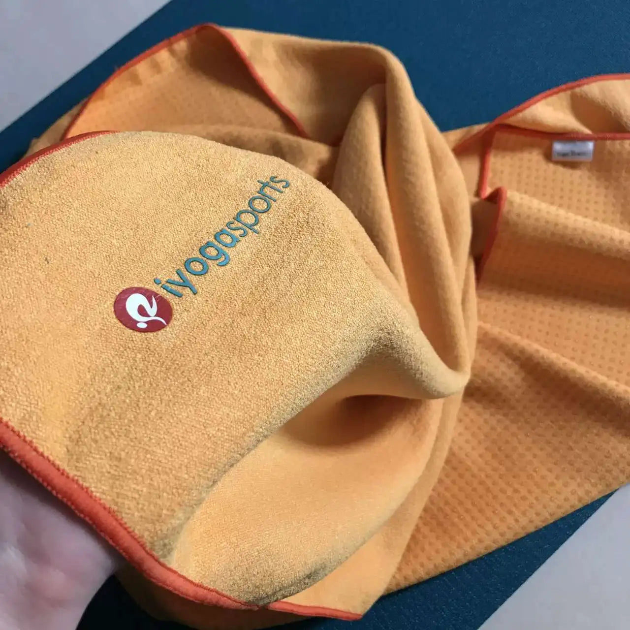 Tapis de yoga antidérapant portable microfibre  Jaune - orange- Les Rituels d'Isabelle