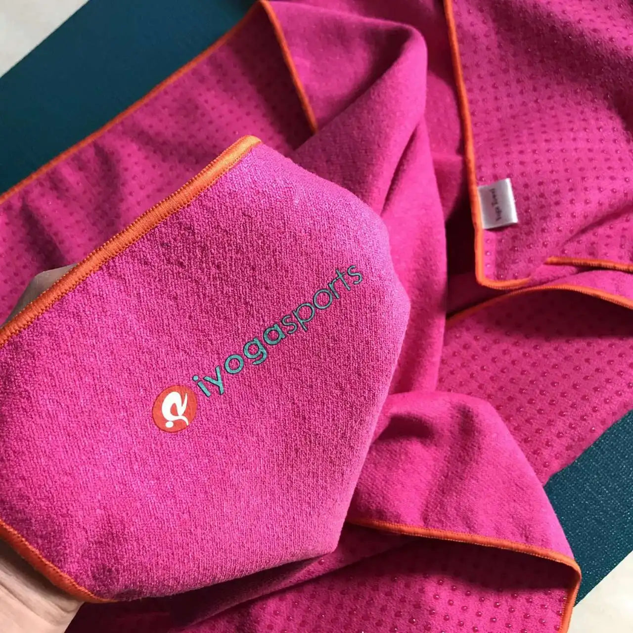 Tapis de yoga antidérapant portable microfibre  rose fushia- Les Rituels d'Isabelle