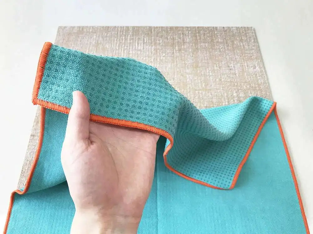 La texture du tapis de yoga antidérapant portable microfibre  bleu-vert- Les Rituels d'Isabelle