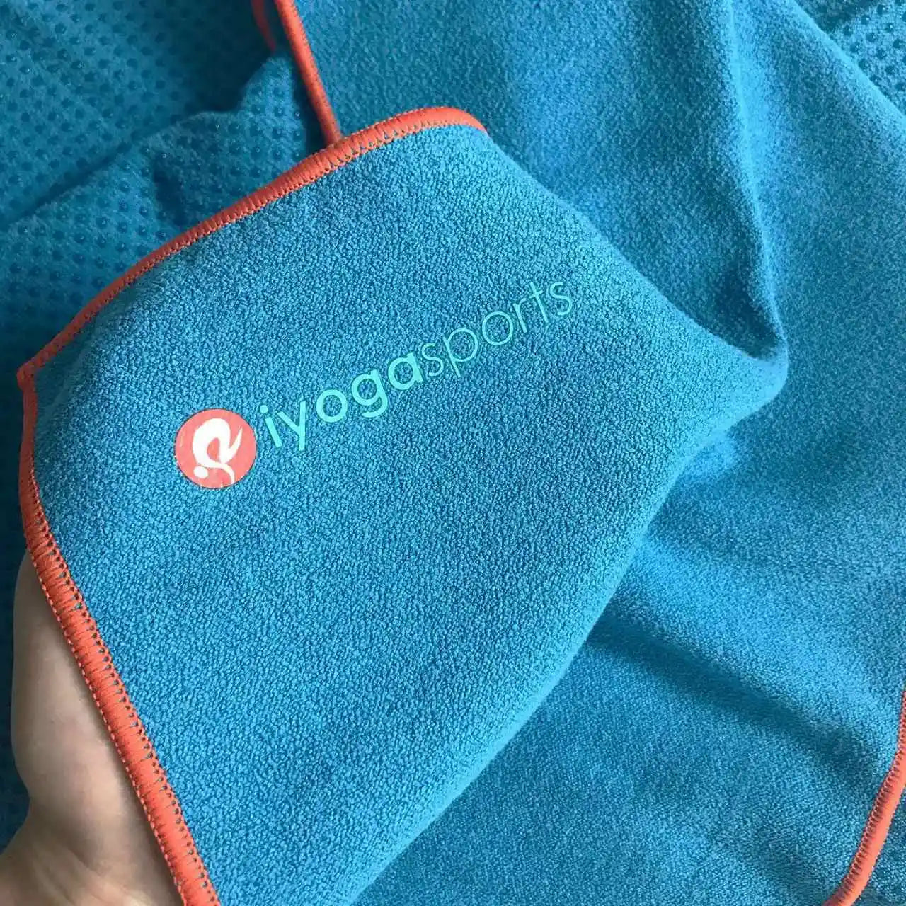 Tapis de yoga antidérapant portable microfibre  bleu ciel- Les Rituels d'Isabelle