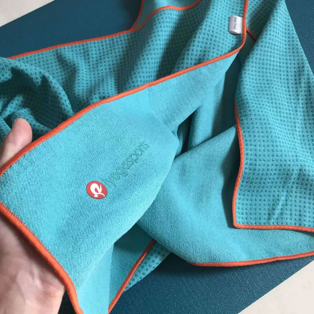 Tapis de yoga antidérapant portable microfibre  bleu ciel - Les Rituels d'Isabelle