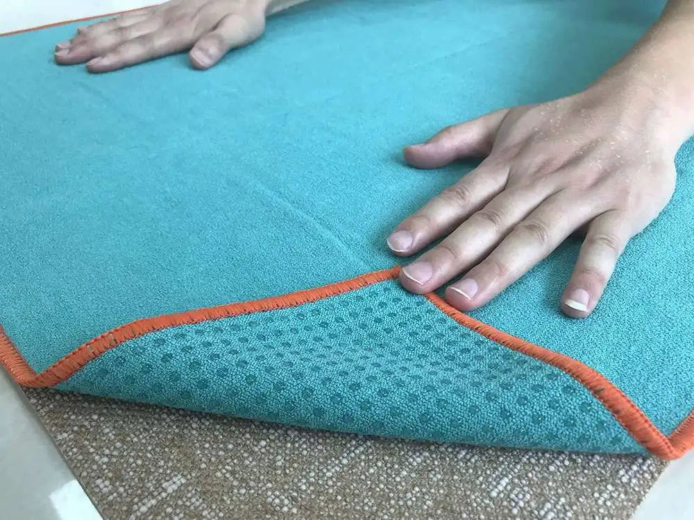 Zoom sur le tapis de yoga antidérapant portable microfibre  bleu- Les Rituels d'Isabelle