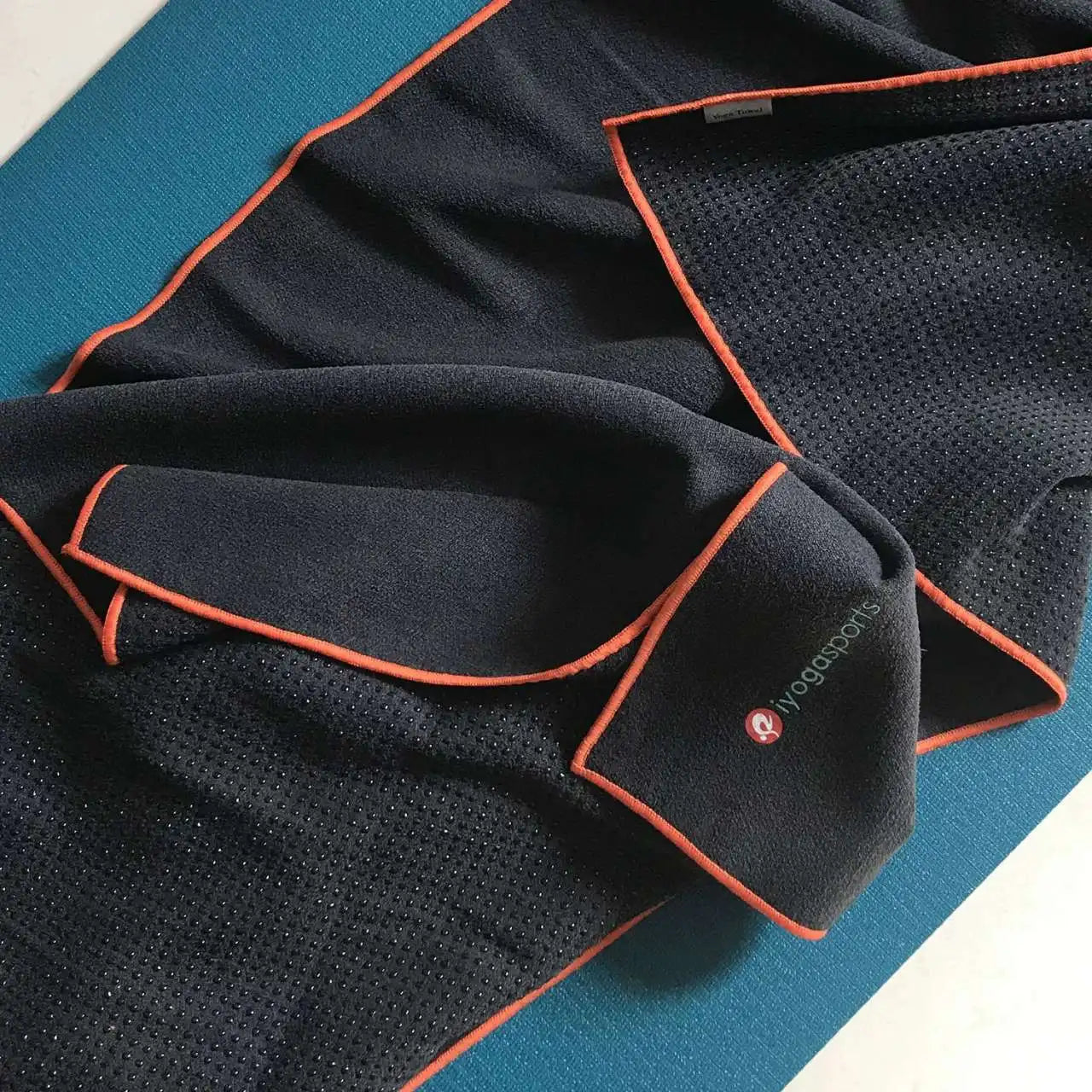 Tapis de yoga antidérapant portable microfibre  gris foncé - Les Rituels d'Isabelle