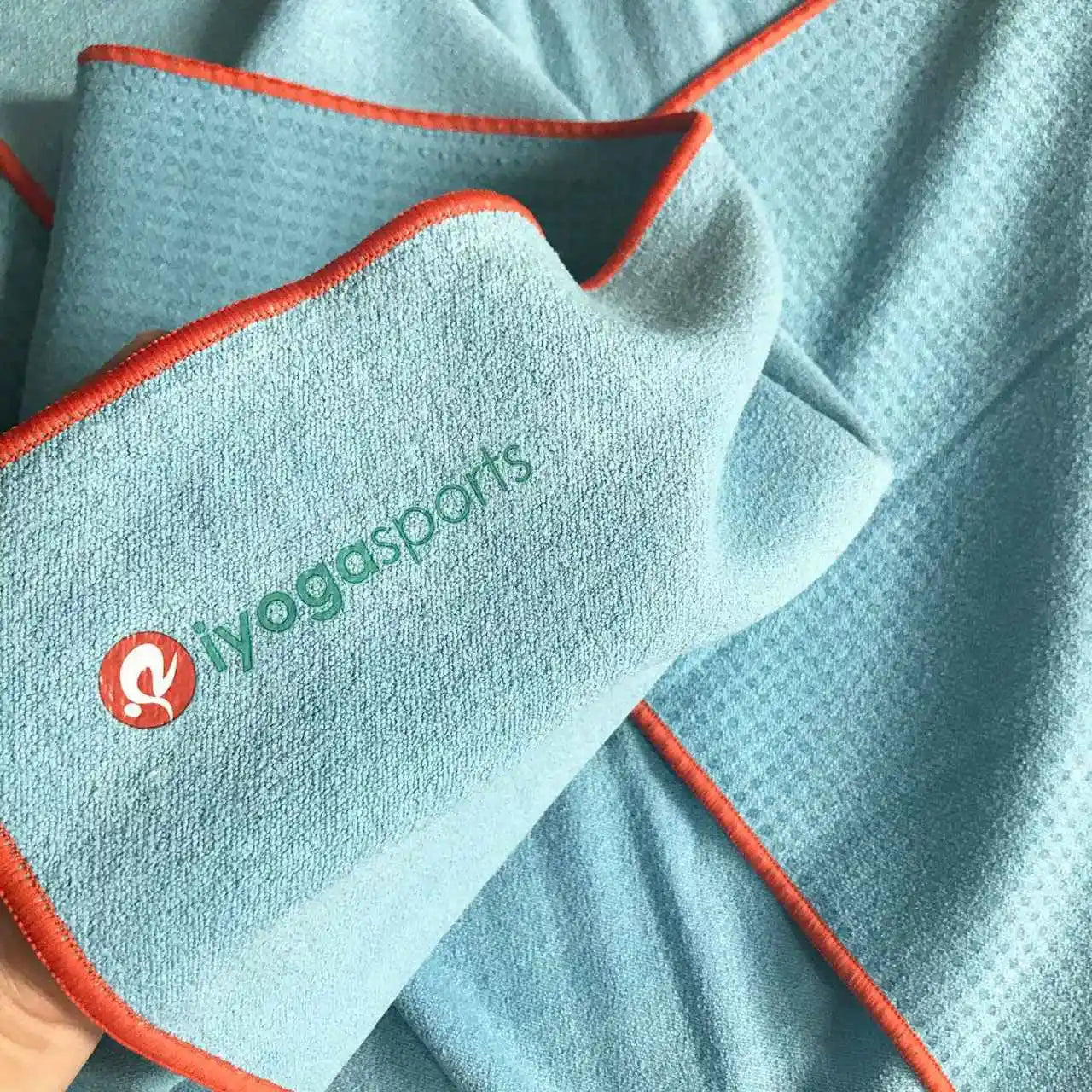 Tapis de yoga antidérapant portable microfibre bleu pâle- Les Rituels d'Isabelle