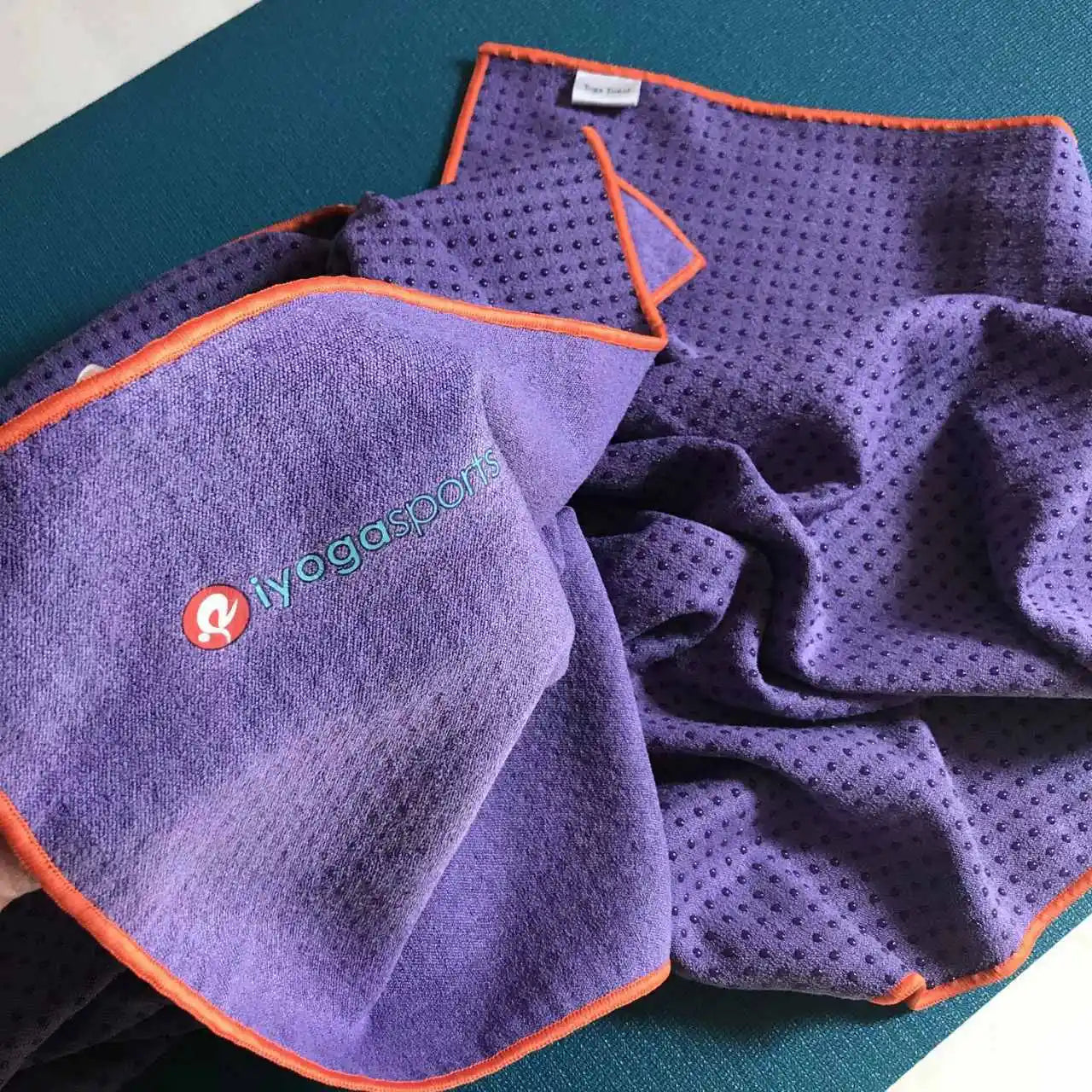 Tapis de yoga antidérapant portable microfibre  violet foncé - Les Rituels d'Isabelle