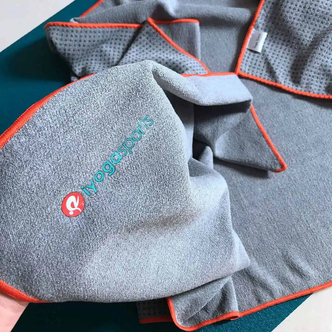 Tapis de yoga antidérapant portable microfibre  bleu poudre - Les Rituels d'Isabelle